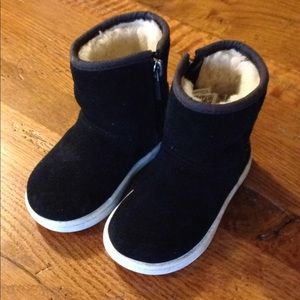 UGG toddler boots black fur lined ankle/leg